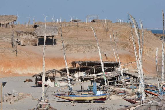 Barcos descansam na praia de Pontal do Maceió, em Fortim, no litoral do Ceará